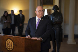 Губернатор штата Мэриленд Ларри Хоган (справа) выступает с прощальной речью 10 января в здании штата Мэриленд в Аннаполисе.