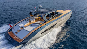 At full speed, the boat can reach a speed of 34 knots.