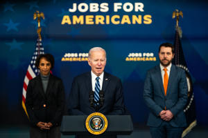Presidenti Biden jep komente në lidhje me raportin e punës së janarit nga kompleksi i Shtëpisë së Bardhë në Uashington të premten.