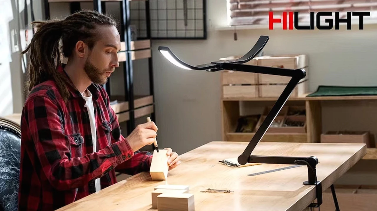 HILIGHT R9 curved desk light for flicker free illumination